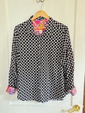 Ruby Rd. Black & White Geo Print Button-Up Top with Pink Paisley Lining